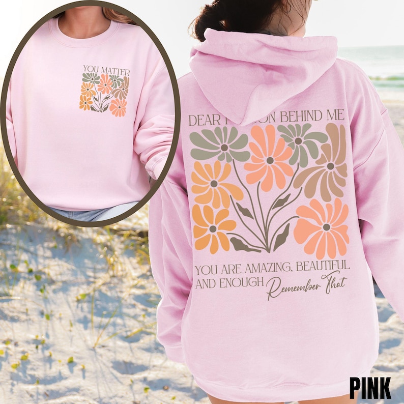 Puede incluir: Sudadera con capucha rosa con un dise&ntilde;o floral y el texto "Dear Person Behind Me, You Are Amazing, Beautiful, And Enough, Remember That."