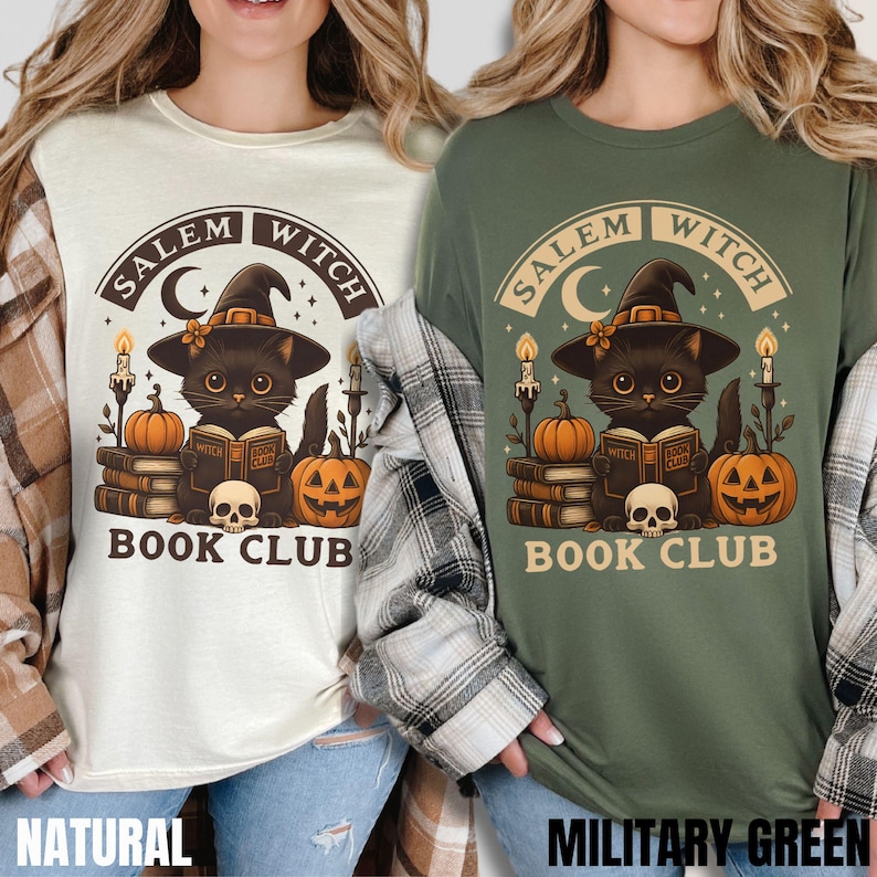K&ouml;nnte beinhalten: Zwei T-Shirts, eines in Naturfarben und eines in Milit&auml;rgr&uuml;n, mit einer Grafik einer schwarzen Katze mit Hexenhut, die ein Buch liest, umgeben von K&uuml;rbissen, Kerzen, einem Totenkopf und dem Text Salem Witch Book Club mit einer Mondsichel.