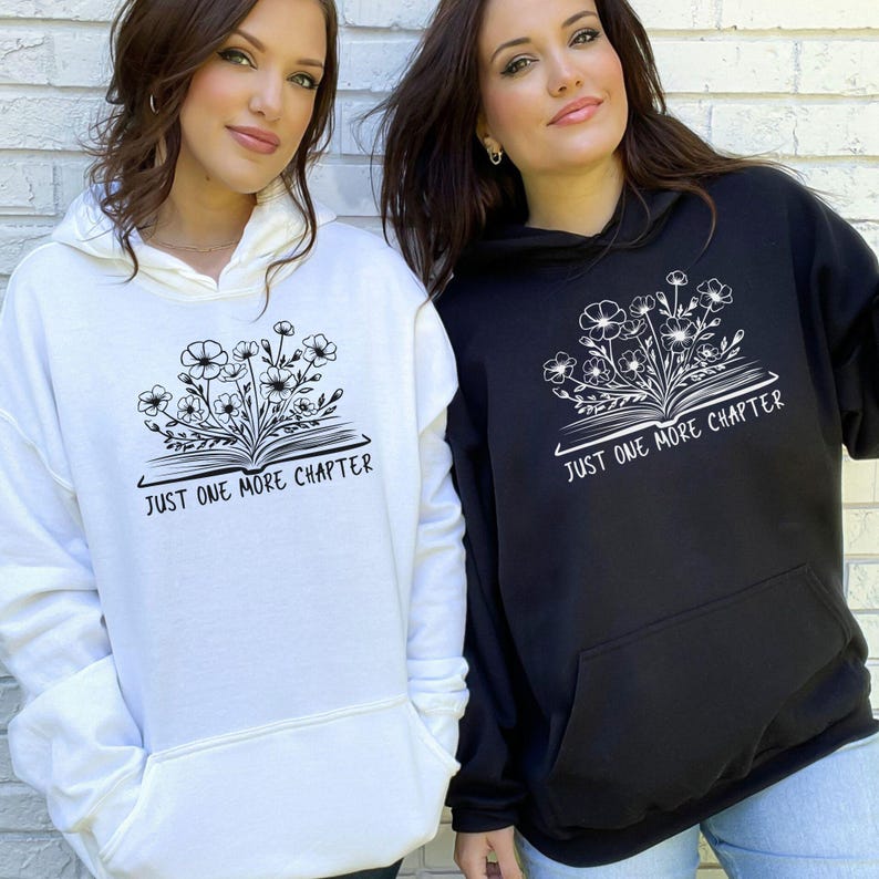 Sudadera con capucha "Just One More Chapter", diseño floral, ideal para amantes de los libros, ideal como regalo para lectores, suéter acogedor para leer, ropa para ratones de biblioteca. imagen 5