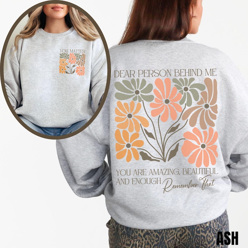 Puede incluir: Sudadera gris con un dise&ntilde;o floral en la espalda y el texto "DEAR PERSON BEHIND ME YOU ARE AMAZING, BEAUTIFUL AND ENOUGH, Remember That". La parte delantera de la sudadera tiene el texto "YOU MATTER" con un peque&ntilde;o dise&ntilde;o floral.