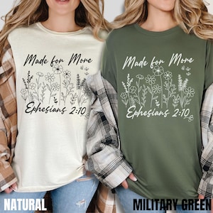 Könnte beinhalten: Zwei T-Shirts mit einem floralen Design und dem Text "Made for More Ephesians 2:10". Die T-Shirts sind in Natur und Militärgrün dargestellt.