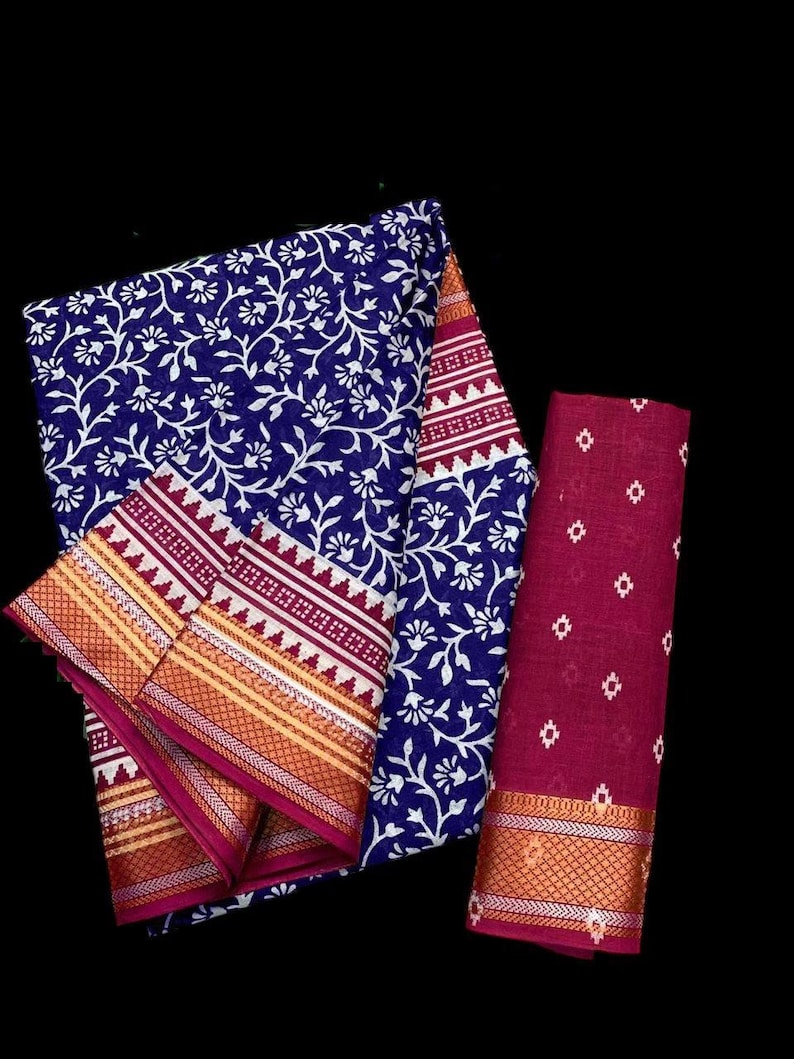 Pu&ograve; includere: Un sari di cotone blu e bianco con stampa floreale e bordo marrone e oro. Il sari viene fornito con un pezzo di blusa marrone abbinato.