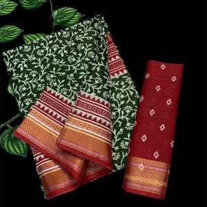 Pu&ograve; includere: Un sari verde e bianco con stampa floreale e un bordo rosso e dorato. Il sari &egrave; piegato e mostrato con un pezzo di blusa abbinato rosso e bianco con stampa floreale.