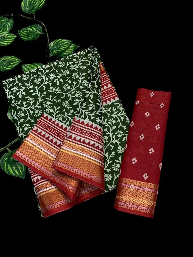 Pu&ograve; includere: Un sari verde e bianco con stampa floreale e un bordo rosso e dorato. Il sari &egrave; piegato e mostrato con un pezzo di blusa abbinato rosso e bianco con stampa floreale.