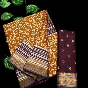 Pu&ograve; includere: Un sari stampato con fiori marroni e bianchi con un bordo marrone e bianco. Il sari ha una blusa marrone abbinata con un motivo geometrico bianco.