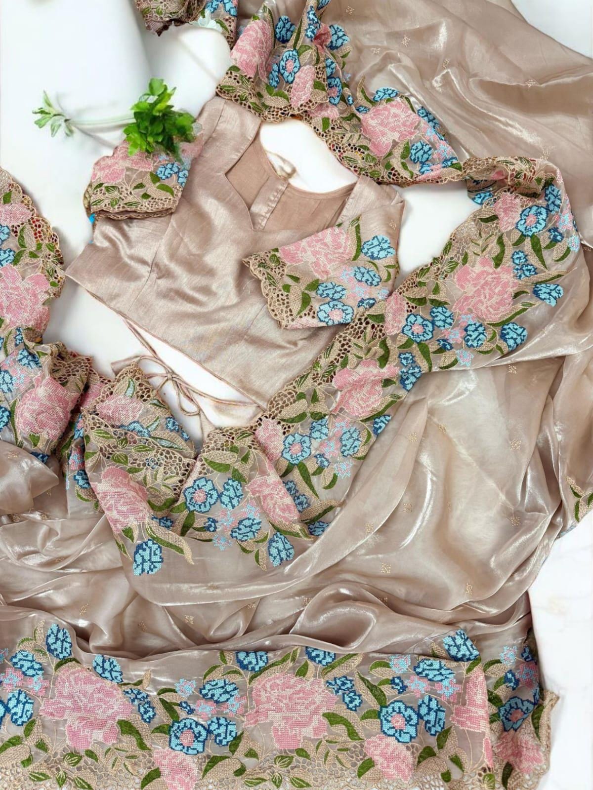 Achetez des sari en tissu organza en ligne en Inde, sari à broder fantaisie, sari pour tenues de soirée