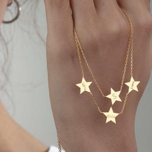 Personalisierte gravierte Sternkette aus 14K Gold, Familienmitglieder Namenskette, Minimalistische Sternkette, Anfangsbuchstabenhalskette, Mutter Geschenk