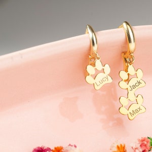 Pendientes con nombre y huella de pata de perro en oro de 14 quilates, pendientes con huella de pata de mascota, pendientes con letras colgantes para mascota, regalo conmemorativo para mascota, joyas para amantes de las mascotas, pendientes con nombre de mamá
