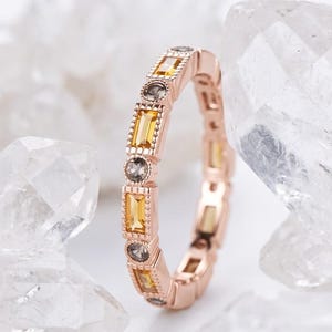 Stokbrood citrien en ronde rookkwarts afwisselende eeuwigheid band, roségouden stapelring, art deco trouwring, geboortesteen november