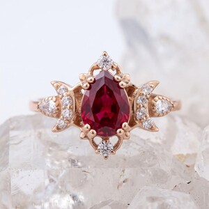 Anillo de compromiso con rubí talla marquesa, anillo bohemio de oro rosa de 14k con luna creciente celestial, joyería nupcial vintage alternativa, regalo para ella.
