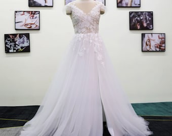 Vestido de novia de encaje con hombros descubiertos: corte A, abertura de tul y escote ilusión