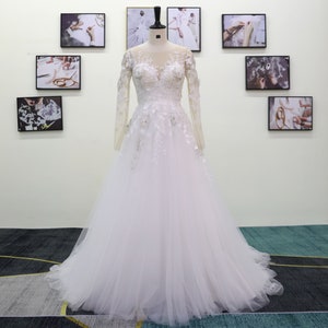 Robe de mariée en dentelle 3D : jupe trapèze en cœur
