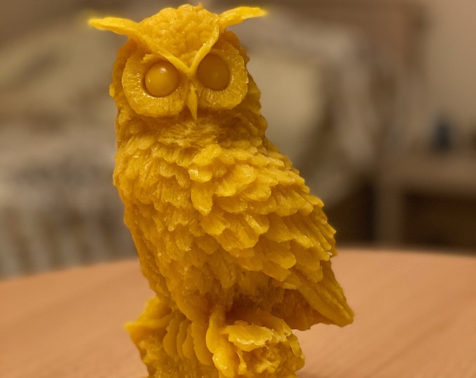 Eulenkerze made of beeswax