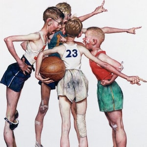 Pode incluir: Quatro meninos jovens com roupas esportivas estão discutindo enquanto seguram uma bola de basquete. Um menino está vestindo uma camisa branca com o número 23. Outro menino está vestindo uma camisa vermelha. Todos os meninos estão usando tênis esportivos.