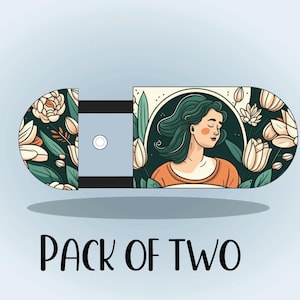 Peut inclure: Un pack de deux coques de téléphone avec un motif floral et une femme les yeux fermés. Le texte "PACK OF TWO" est imprimé sous les coques.