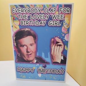 Könnte beinhalten: Geburtstagskarte mit dem Text "EVERYBODY CLAP FOR THE LOVELY WEE BIRTHDAY GIRL". Die Karte zeigt das Gesicht eines Mannes und klatschende Hände, mit "HAPPY BIRTHDAY" unten.