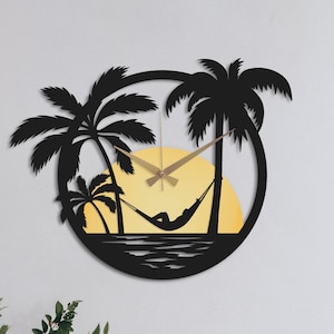Könnte beinhalten: Schwarze Wanduhr mit einer Silhouette von Palmen und einer Person, die sich in einer Hängematte entspannt. Das Zifferblatt der Uhr ist eine gelbe Sonne mit schwarzen Zeigern.