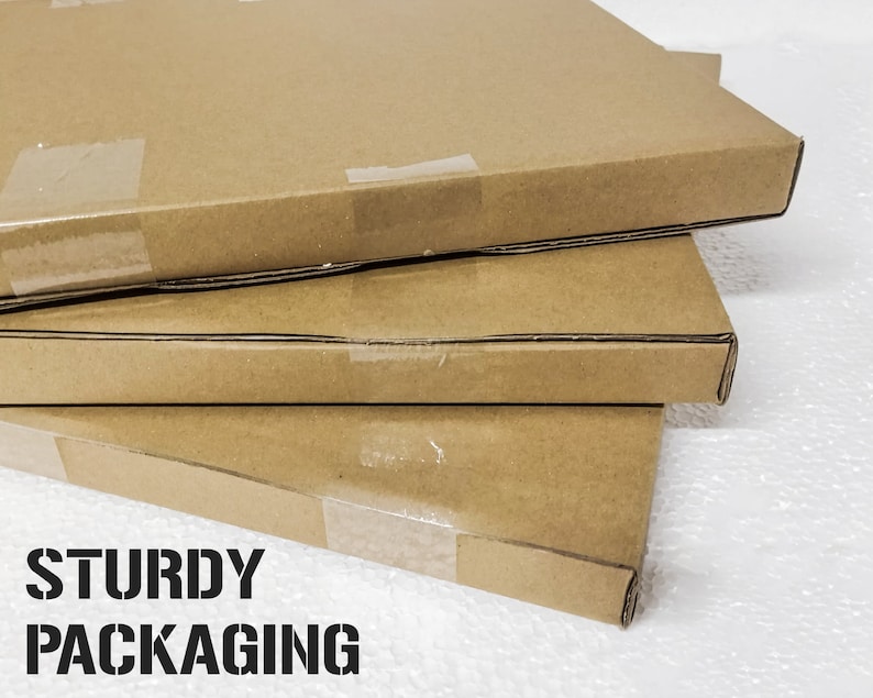 Może przedstawiać: Trzy brązowe kartony ułożone jeden na drugim. Kartony są zaklejone taśmą i mają napis "STURDY PACKAGING" nadrukowany na dolnym kartonie.