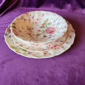Rose Chintz by Johnson Brothers place setting