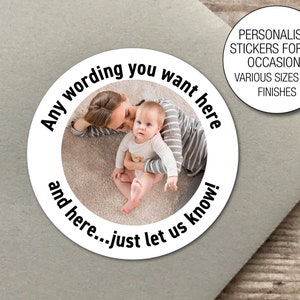 Op de afbeelding: Een witte ronde sticker met een foto van een moeder en een baby op een tapijt. De sticker heeft de tekst "Any wording you want here and here...just let us know!" rond de foto. De tekst "PERSONALISED STICKERS FOR ALL OCCASIONS VARIOUS SIZES AND FINISHES" staat in een apart vak.