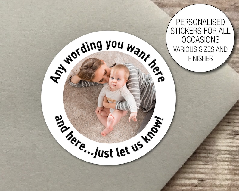 Op de afbeelding: Een witte ronde sticker met een foto van een moeder en een baby op een tapijt. De sticker heeft de tekst "Any wording you want here and here...just let us know!" rond de foto. De tekst "PERSONALISED STICKERS FOR ALL OCCASIONS VARIOUS SIZES AND FINISHES" staat in een apart vak.