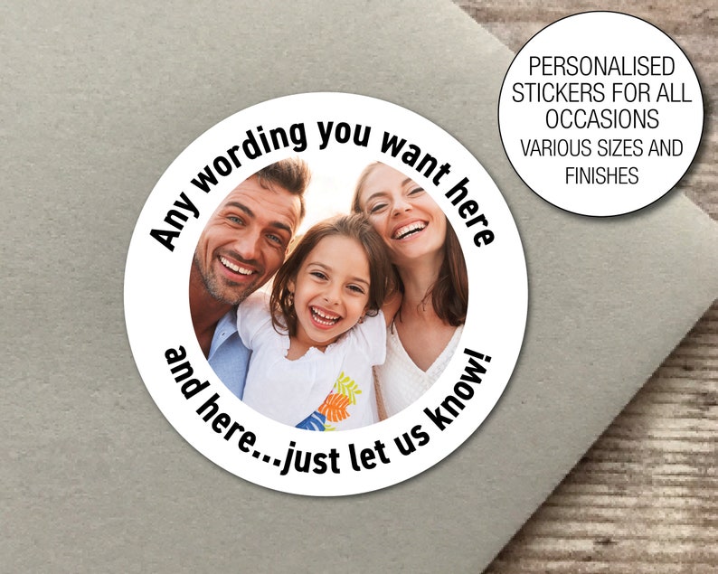 Op de afbeelding: Ronde sticker met een witte achtergrond en zwarte tekst. De tekst luidt "Any wording you want here...just let us know!" en een foto van een gezin van drie personen bevindt zich in het midden. De tekst "PERSONALISED STICKERS FOR ALL OCCASIONS VARIOUS SIZES AND FINISHES" bevindt zich in de rechterbovenhoek.