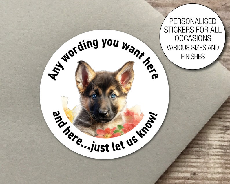 Op de afbeelding: Ronde sticker met een Duitse herder puppy met blauwe ogen en roze bloemen. De sticker zegt "Any wording you want here and here...just let us know!" en "Gepersonaliseerde stickers voor alle gelegenheden. Verschillende maten en afwerkingen."