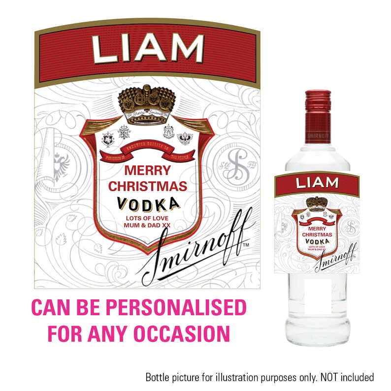 Pu&ograve; includere: Un'etichetta per bottiglia di vodka Smirnoff personalizzata con un design rosso e bianco. L'etichetta presenta il testo "Liam" e "Merry Christmas Vodka" con una corona dorata e decorazioni floreali. L'etichetta &egrave; progettata per essere stampata e applicata a una bottiglia di vodka.
