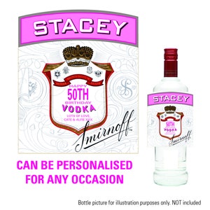 Pu&ograve; includere: Un'etichetta per bottiglia di vodka Smirnoff personalizzata con sfondo rosa e il testo "STACEY" in alto. L'etichetta presenta uno stemma dorato con una corona e il testo "HAPPY 50TH BIRTHDAY VODKA" in rosa. L'etichetta include anche il testo "LOTS OF LOVE, CATE & ALFIE XXX" in nero. L'etichetta &egrave; progettata per essere stampata e applicata a una bottiglia di vodka.