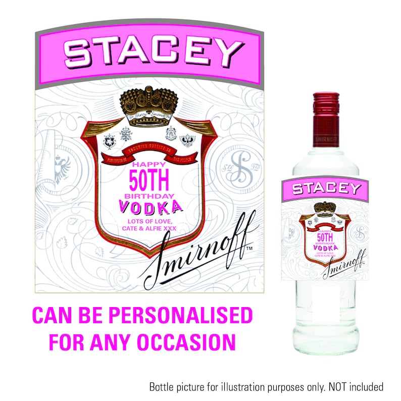 Pu&ograve; includere: Un'etichetta per bottiglia di vodka Smirnoff personalizzata con sfondo rosa e il testo "STACEY" in alto. L'etichetta presenta uno stemma dorato con una corona e il testo "HAPPY 50TH BIRTHDAY VODKA" in rosa. L'etichetta include anche il testo "LOTS OF LOVE, CATE & ALFIE XXX" in nero. L'etichetta &egrave; progettata per essere stampata e applicata a una bottiglia di vodka.