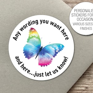 Op de afbeelding: Ronde sticker met een kleurrijk vlinderontwerp. De sticker zegt "Any wording you want here and here...just let us know!" Gepersonaliseerde stickers voor alle gelegenheden. Verkrijgbaar in verschillende maten en afwerkingen.