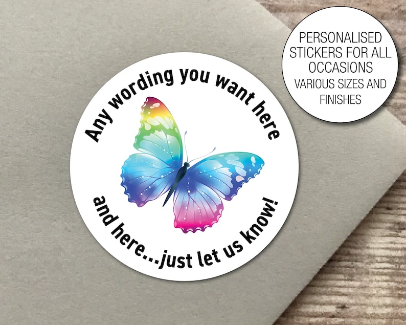Op de afbeelding: Ronde sticker met een kleurrijk vlinderontwerp. De sticker zegt "Any wording you want here and here...just let us know!" Gepersonaliseerde stickers voor alle gelegenheden. Verkrijgbaar in verschillende maten en afwerkingen.