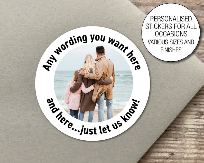 Op de afbeelding: Een witte ronde sticker met een foto van een gezin van drie personen dat op een strand staat. De sticker heeft de tekst "Any wording you want here and here...just let us know!" rond de foto. De tekst "PERSONALISED STICKERS FOR ALL OCCASIONS VARIOUS SIZES AND FINISHES" staat in de rechterbovenhoek van de sticker.
