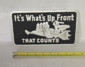 Placa frontal de aluminio fundido vintage con la inscripción "¿Qué tal?"