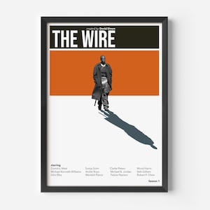 Op de afbeelding: Een minimalistische poster voor de tv-serie "The Wire" met een zwart-wit afbeelding van een man die loopt tegen een oranje achtergrond. De tekst "THE WIRE" staat in grote witte letters bovenaan de poster. De tekst "Seizoen 1" staat onderaan de poster.