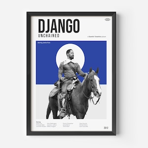Puede incluir: Un póster en blanco y negro para la película "Django Desencadenado" con Jamie Foxx a caballo sobre un fondo azul. El póster también incluye el texto "una película de Quentin Tarantino" y "2012".