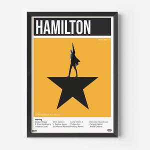 Puede incluir: Un póster en blanco y negro con fondo amarillo que presenta una silueta de una persona de pie sobre una estrella negra. El póster tiene el título "HAMILTON" y el texto "starring" seguido de una lista de nombres de actores.