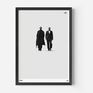 Könnte beinhalten: Schwarzweißfoto von zwei Männern in Anzügen, die gehen. Der Mann links trägt einen langen Mantel und der Mann rechts trägt einen Smoking. Das Bild ist in einem schwarzen Rahmen mit einem weißen Passepartout gerahmt. Der Text "THE WIRE" und "2002" ist unten im Bild gedruckt.