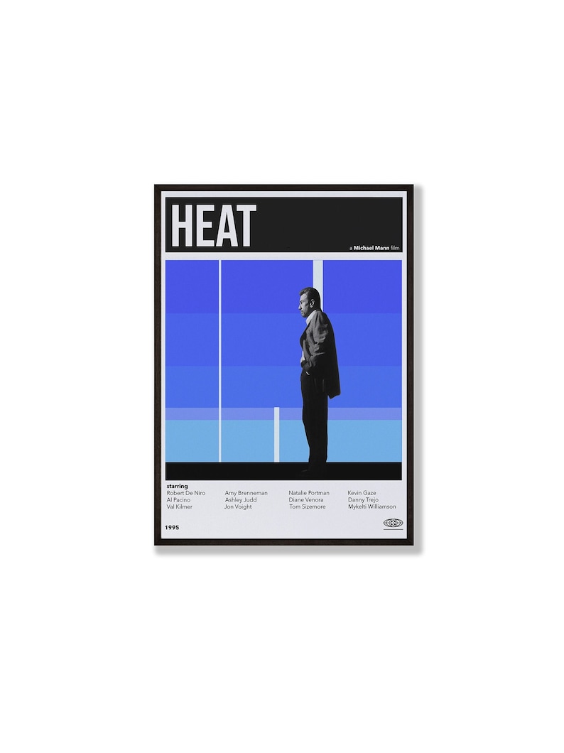 Pode incluir: Um cartaz de filme para o filme "HEAT" estrelado por Robert De Niro, Al Pacino e Val Kilmer. O cartaz apresenta uma imagem em preto e branco de um homem em p&eacute; em frente a um fundo azul e branco. O texto "HEAT" est&aacute; em letras brancas grandes no topo do cartaz.