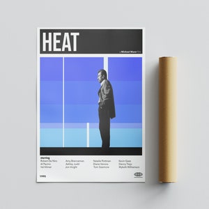 Pode incluir: Um cartaz de filme para o filme "HEAT" estrelado por Robert De Niro, Al Pacino e Val Kilmer. O cartaz apresenta uma imagem em preto e branco de um homem em p&eacute; em frente a um fundo azul e azul claro. O texto "HEAT" est&aacute; em letras brancas grandes no topo do cartaz.