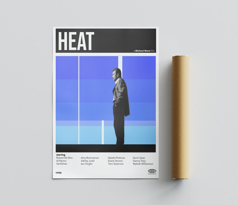 Pode incluir: Um cartaz de filme para o filme "HEAT" estrelado por Robert De Niro, Al Pacino e Val Kilmer. O cartaz apresenta uma imagem em preto e branco de um homem em p&eacute; em frente a um fundo azul e azul claro. O texto "HEAT" est&aacute; em letras brancas grandes no topo do cartaz.