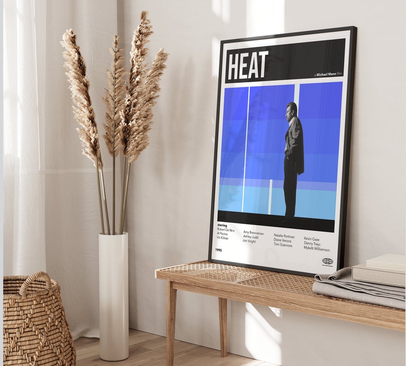 Pode incluir: Um cartaz de filme para o filme "HEAT" dirigido por Michael Mann. O cartaz apresenta uma imagem em preto e branco de Robert De Niro em um fundo azul e branco. O cartaz tamb&eacute;m inclui o t&iacute;tulo do filme, o diretor e o elenco.