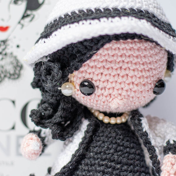 Coco Chanel amigurumi, bambola ispirata a Coco Chanel, bambola bianco e nero