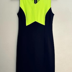 Vestido tubo con bloques de color de Kenneth Cole: negro y verde neón, talla 0
