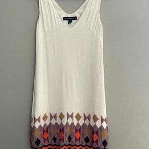 Vestido sin mangas French Connection: estampado geométrico bohemio de inspiración vintage, talla 2