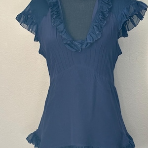Blusa de seda azul marino de la colección Tt: Top con volantes y mangas estilo capa (talla pequeña)