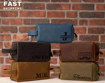 Puede incluir: Cinco neceseres de cuero personalizados en diferentes colores y tamaños. Las bolsas tienen diferentes nombres e iniciales grabados, incluyendo "Owen", "Jordan", "Gabriel", "MK" y "Theodore".