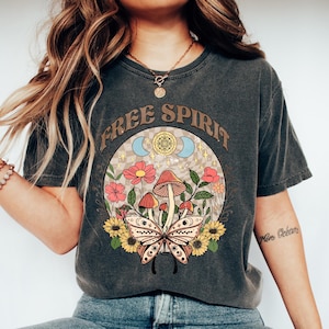 Comfortkleuren Free Spirit Butterfly T-shirt, boho-T-shirt, Nature Vibes-shirt hippiestijl kleding zomerfestivalkleding, retro Celestial-T-shirt