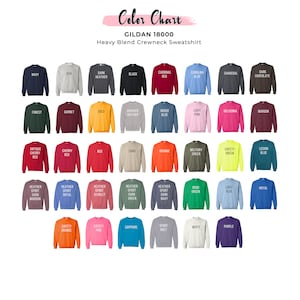 Puede incluir: Carta de colores para sudaderas con cuello redondo Gildan 18000 Heavy Blend. La carta muestra 48 opciones de colores diferentes para las sudaderas, incluyendo azul marino, ceniza, gris oscuro, negro, rojo cardenal, azul carolina, carb&oacute;n, chocolate oscuro, bosque, granate, dorado, gris grafito, azul &iacute;ndigo, rosa claro, heliconia, marr&oacute;n, rojo cereza antiguo, rojo cereza, rojo, arena, naranja, verde militar, verde seguridad, azul legi&oacute;n, gris deportivo oscuro marr&oacute;n, gris deportivo real, gris deportivo escarlata, gris deportivo verde oscuro, gris deportivo azul oscuro, verde irland&eacute;s, azul claro, azul real, naranja de seguridad, rosa de seguridad, zafiro, gris deportivo, blanco y morado.
