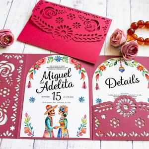 Puede incluir: Una invitaci&oacute;n de boda color burdeos con un dise&ntilde;o recortado. La invitaci&oacute;n presenta una ilustraci&oacute;n de acuarela de una pareja con ropa tradicional mexicana. El texto dice "El honor de su presencia es solicitado en la ceremonia de matrimonio de Miguel y Adelita, el 15 de septiembre a las 6 PM 2024, Park Arena 0087 San Pedro de Villa."